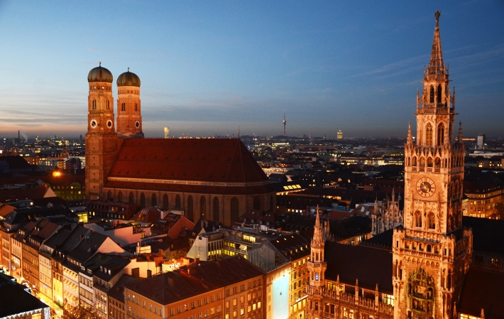 Vista al anochecer de la catedral y Marienplatz, desde San Pedro